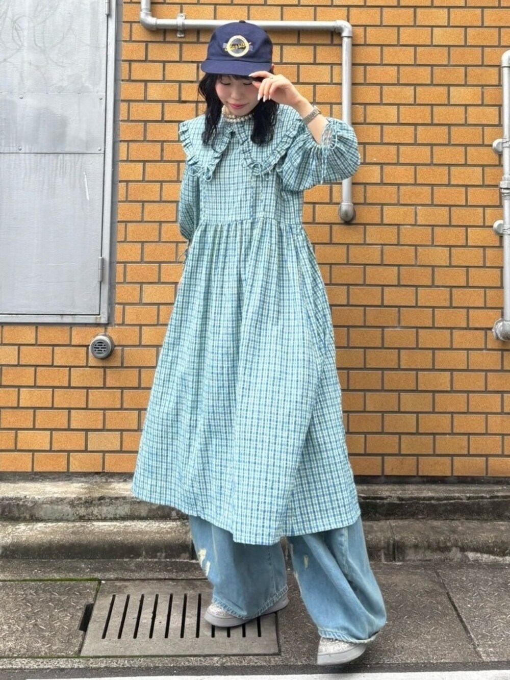 ブルー系のデニムパンツ、ブルー系のワンピースを着用したレディースの夏コーディネートの3枚目の写真