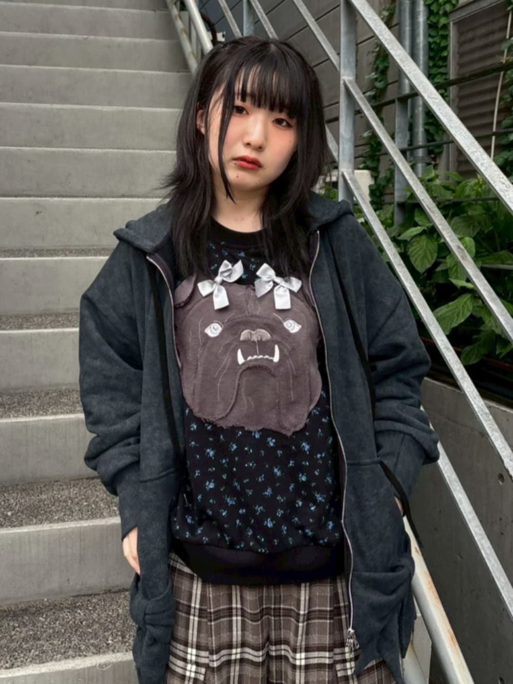 グレー系のパーカー、ブラック系のスウェット、ブラック系のカーゴパンツを着用したレディースの秋コーディネートの3枚目の写真