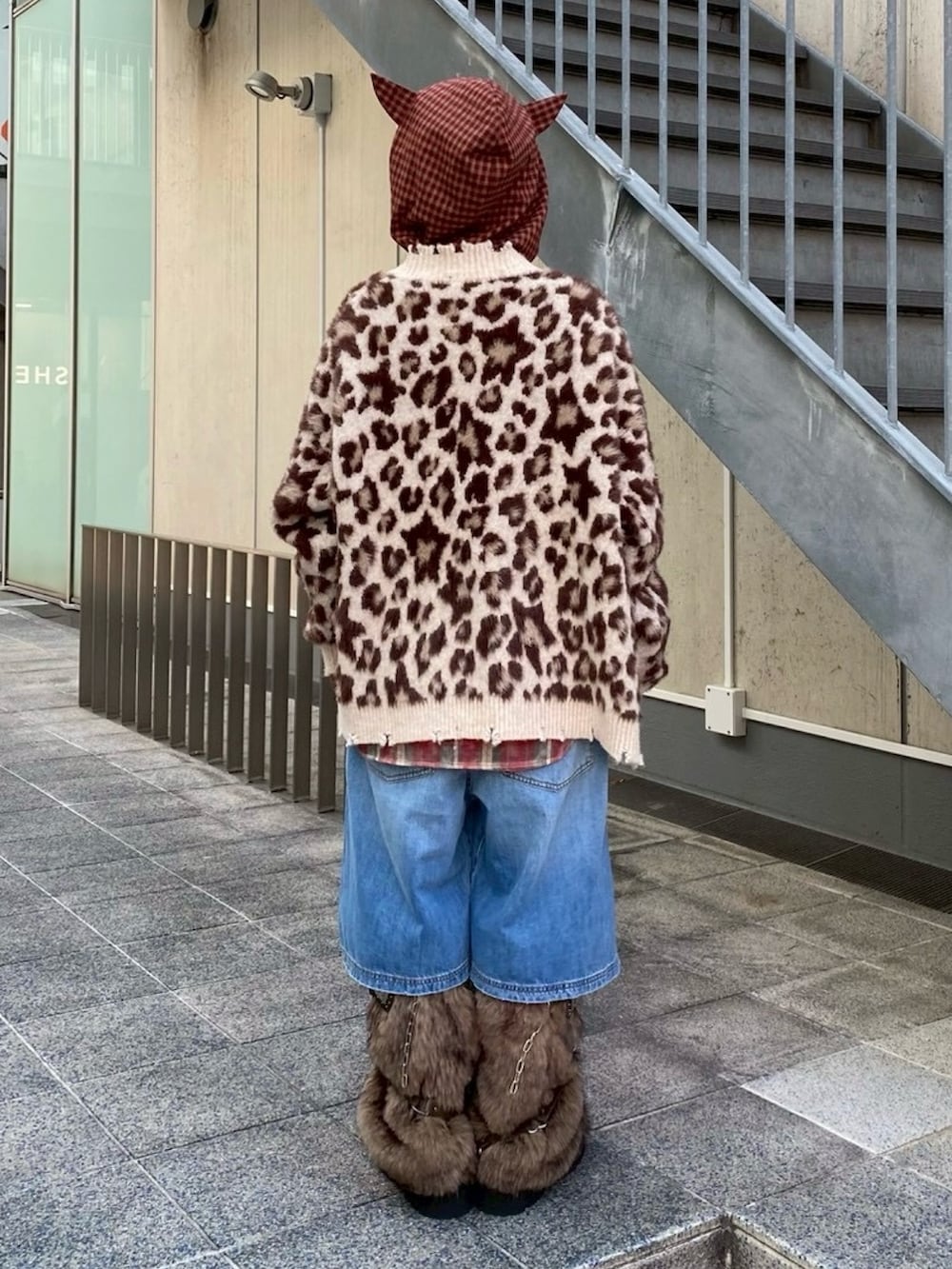 ブラウン系のブーツ、ブルー系のデニムパンツ、レッド系のシャツ/ブラウスを着用したレディースの秋コーディネートの5枚目の写真