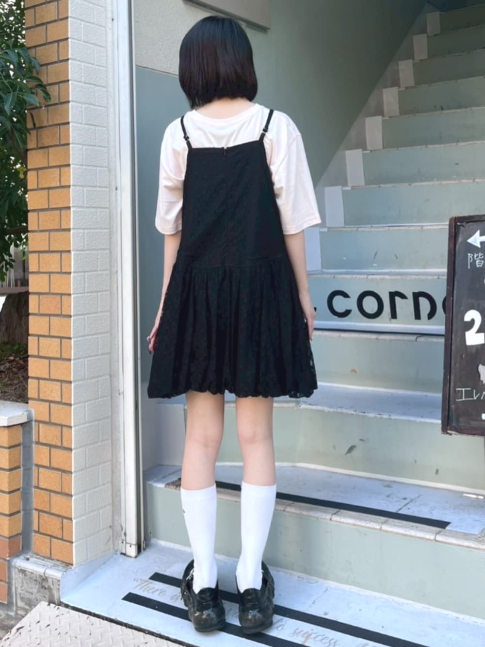 ホワイト系のTシャツ/カットソー、ブラック系のワンピースを着用したレディースの夏コーディネートの2枚目の写真