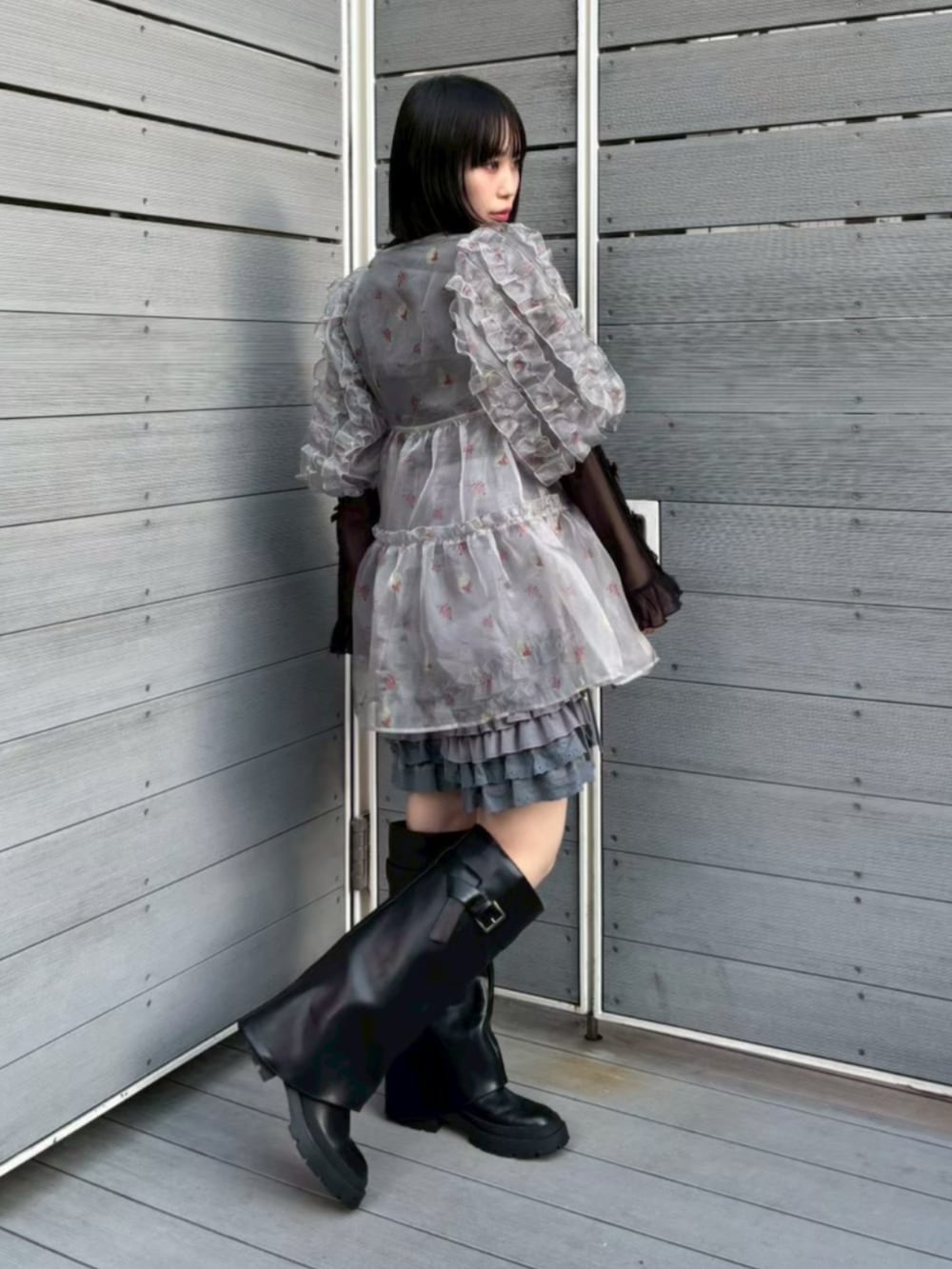 ブラック系のその他トップス、グレー系のその他パンツ、グレー系のワンピースを着用したレディースの春コーディネートの2枚目の写真