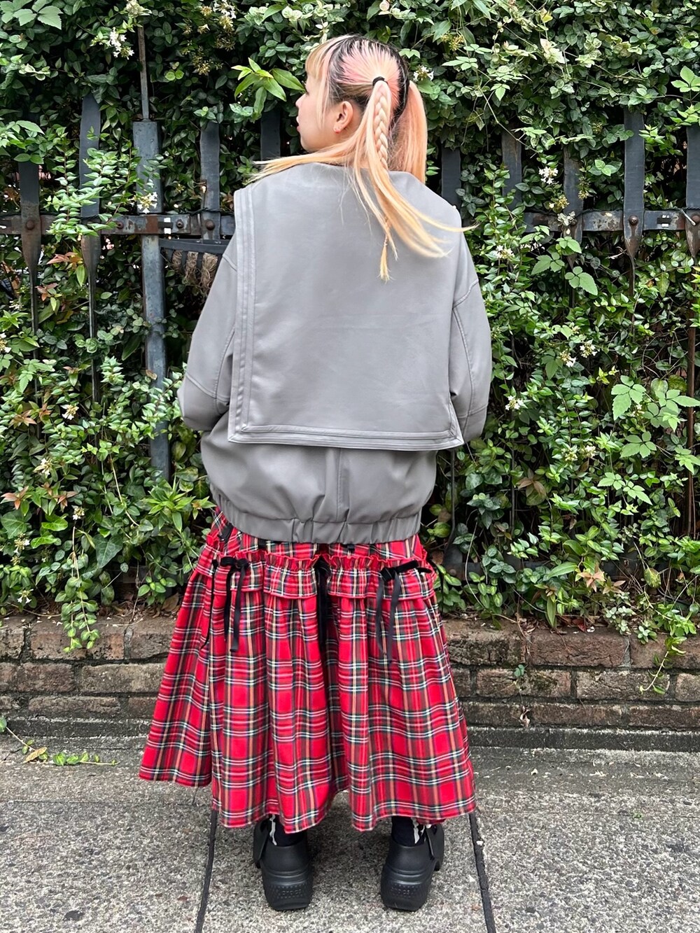 レッド系のスカート、レッド系のスウェット、グレー系のその他アウターを着用したレディースの秋コーディネートの3枚目の写真