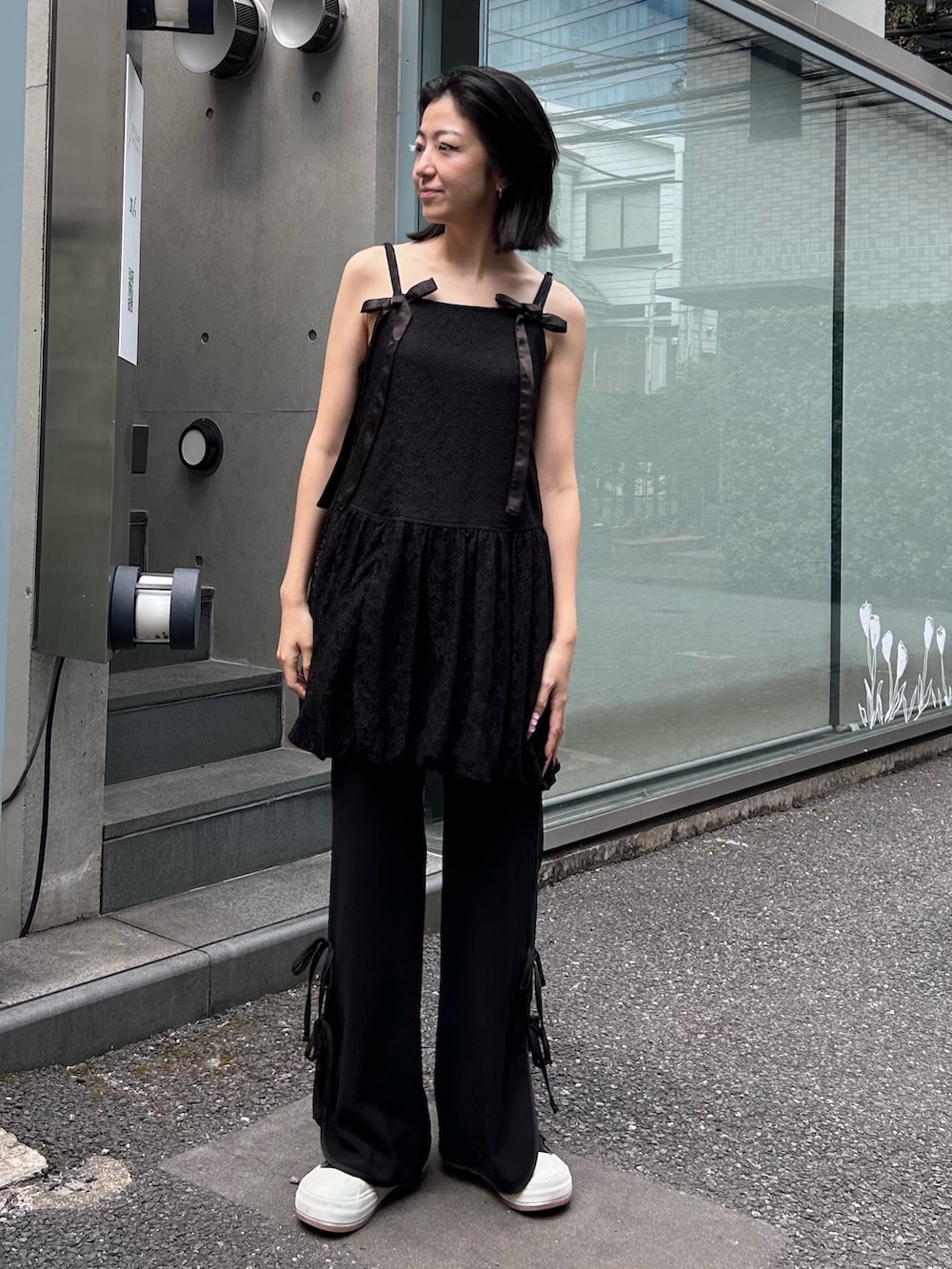 ブラック系のその他パンツ、ブラック系のワンピースを着用したレディースの夏コーディネートの4枚目の写真