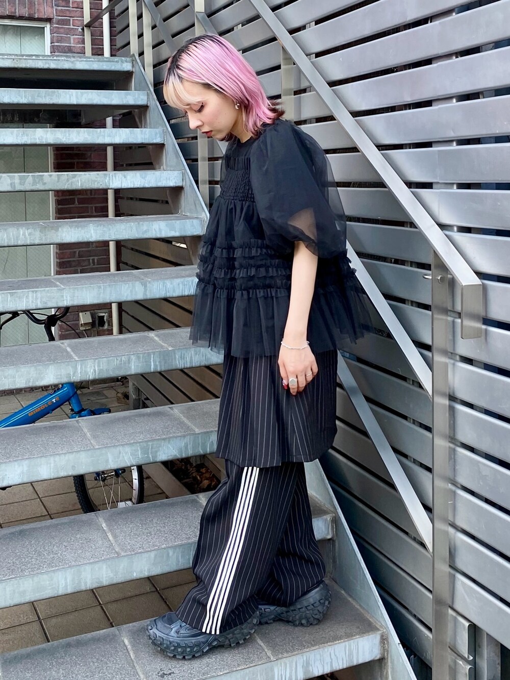 ブラック系のシャツ/ブラウス、ブラック系のその他パンツを着用したレディースの夏コーディネートの3枚目の写真