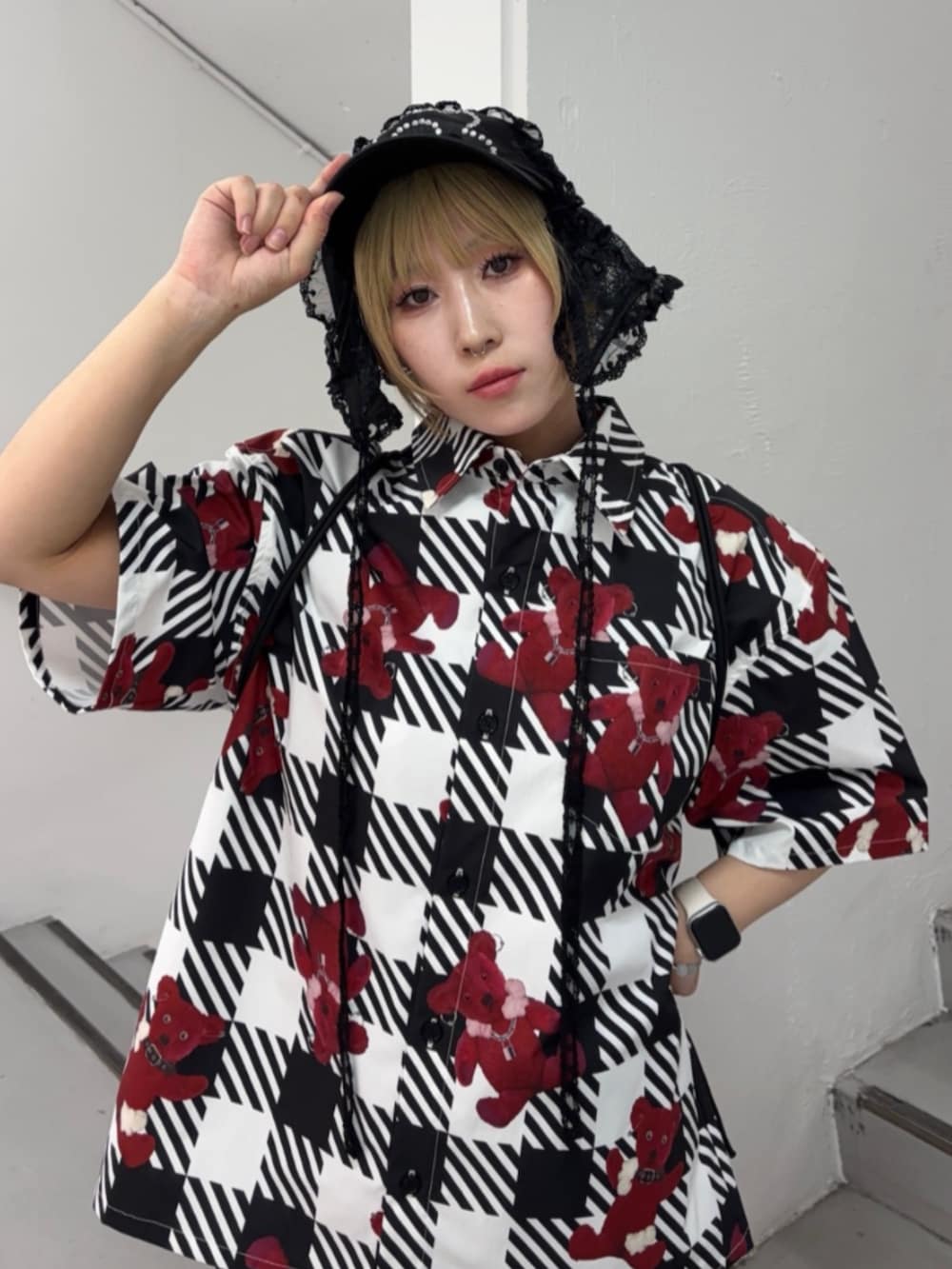 ブラック系のその他パンツ、ブラック系のバックパック/リュック、ブラック系のシャツ/ブラウスを着用したレディースの夏コーディネートの4枚目の写真