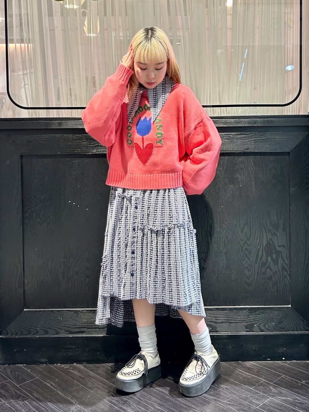 ピンク系のニット/セーター、ホワイト系のワンピースを着用したレディースの冬コーディネートの2枚目の写真