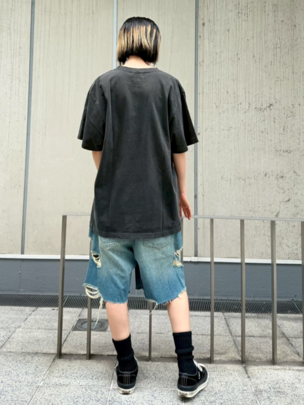 ブラック系のTシャツ/カットソー、ブルー系のデニムパンツを着用したレディースの夏コーディネートの3枚目の写真