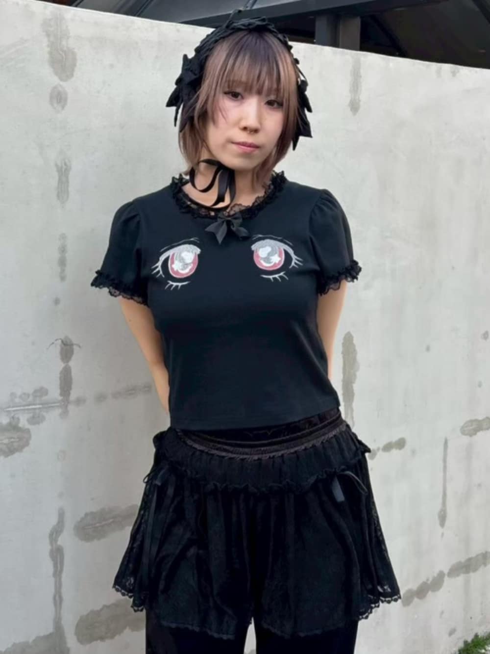 ブラック系のその他パンツ、ブラック系のTシャツ/カットソー、ブラック系のニットキャップ/ビーニーを着用したレディースの夏コーディネートの4枚目の写真