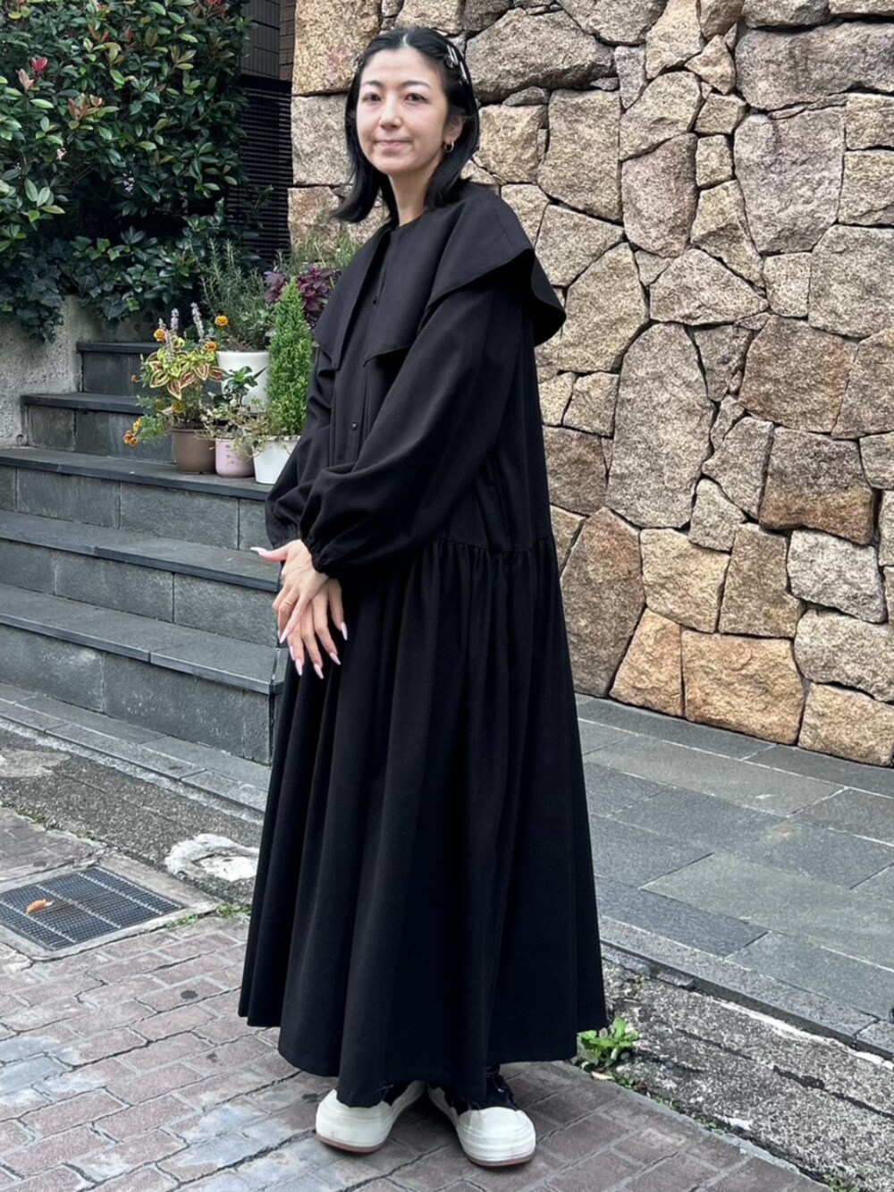 ブラック系のワンピースを着用したレディースの秋コーディネートの3枚目の写真
