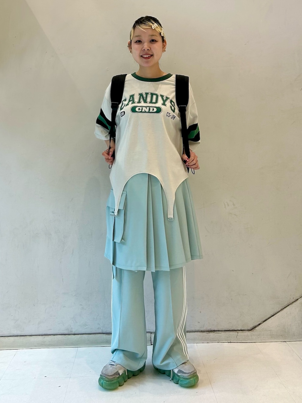 グリーン系のその他パンツ、グレー系のTシャツ/カットソー、ブルー系のバックパック/リュックを着用したレディースの夏コーディネートの2枚目の写真