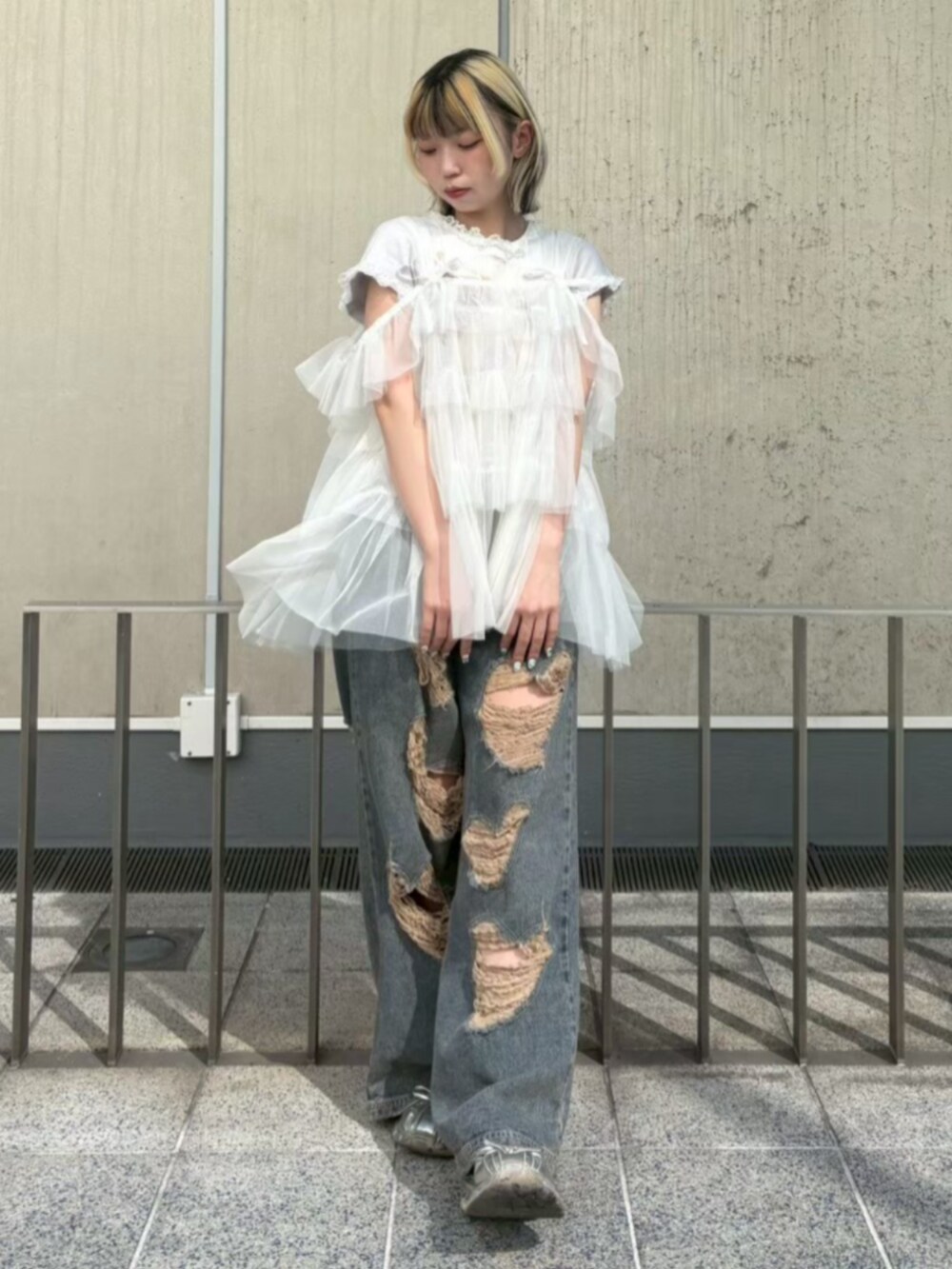 ブルー系のデニムパンツ、ホワイト系のTシャツ/カットソー、ホワイト系のその他トップスを着用したレディースの夏コーディネートの2枚目の写真