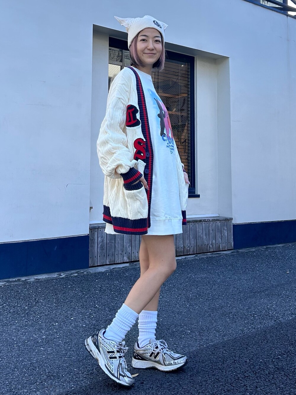 シルバー系のシューズ、ホワイト系のスウェット、ホワイト系のカーディガン/ボレロを着用したレディースの冬コーディネートの4枚目の写真