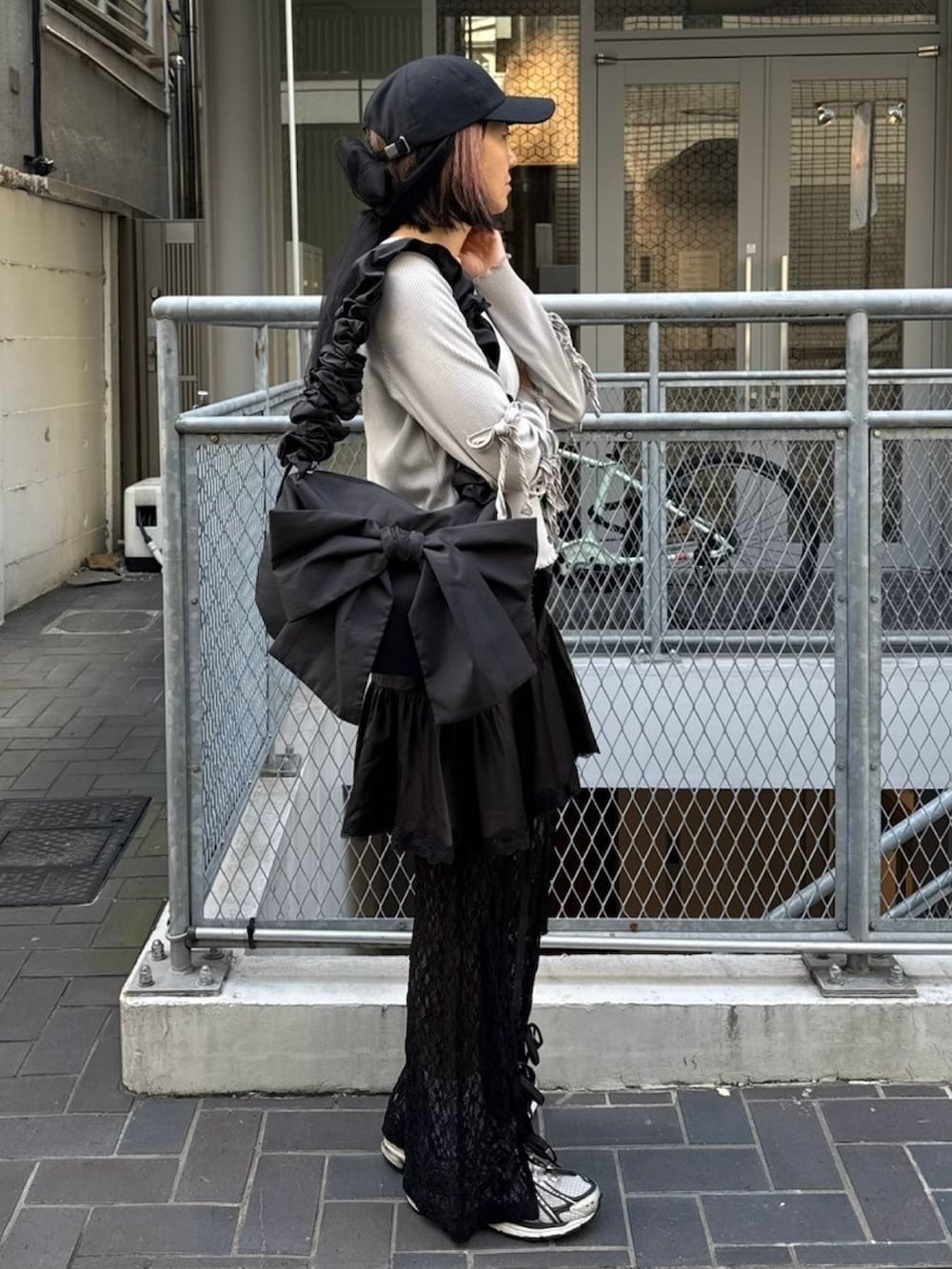 グレー系のTシャツ/カットソー、ブラック系のその他パンツ、ブラック系のショルダーバッグを着用したレディースの春コーディネートの3枚目の写真