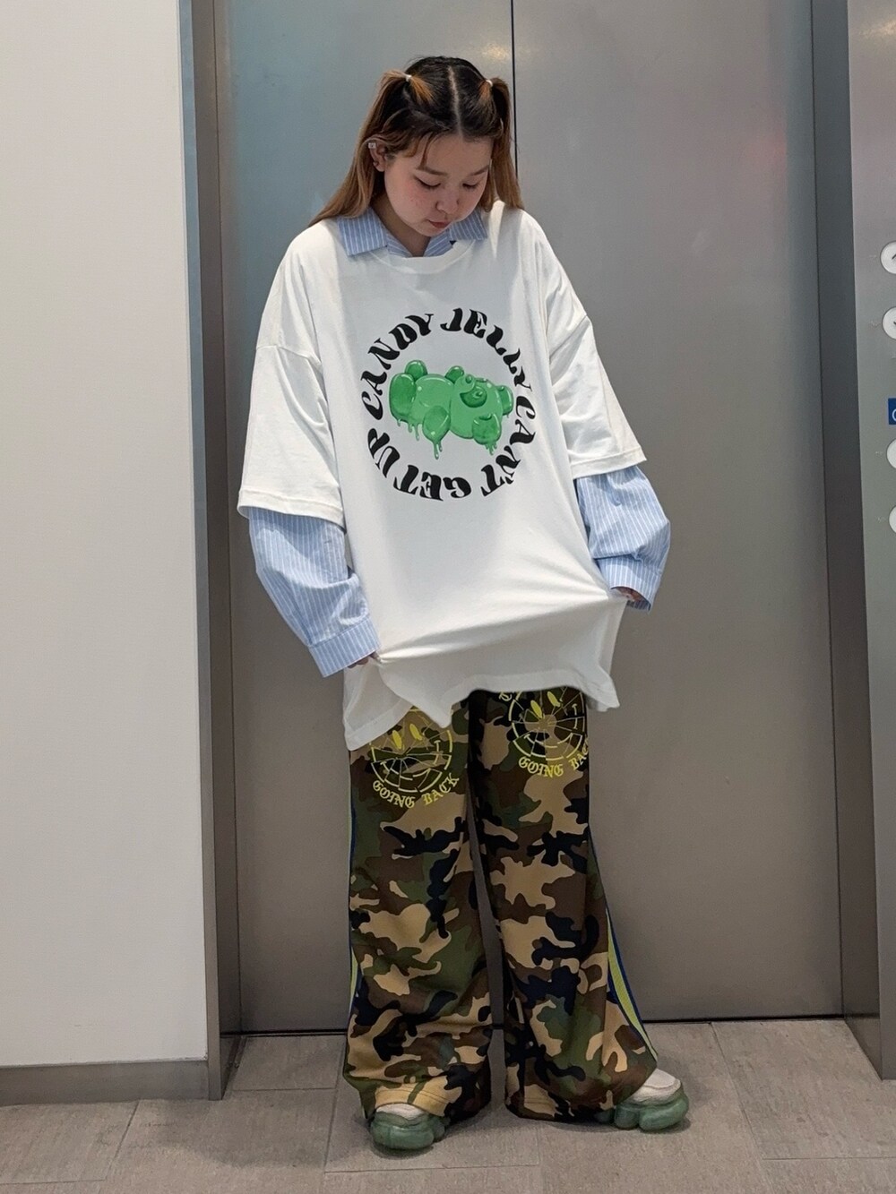 ベージュ系のその他パンツ、ホワイト系のTシャツ/カットソー、ブルー系のシャツ/ブラウスを着用したレディースの春コーディネートの3枚目の写真