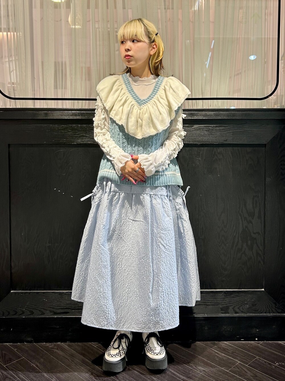 ブルー系のワンピース、ブルー系のベスト、ホワイト系のその他トップスを着用したレディースの秋コーディネートの2枚目の写真