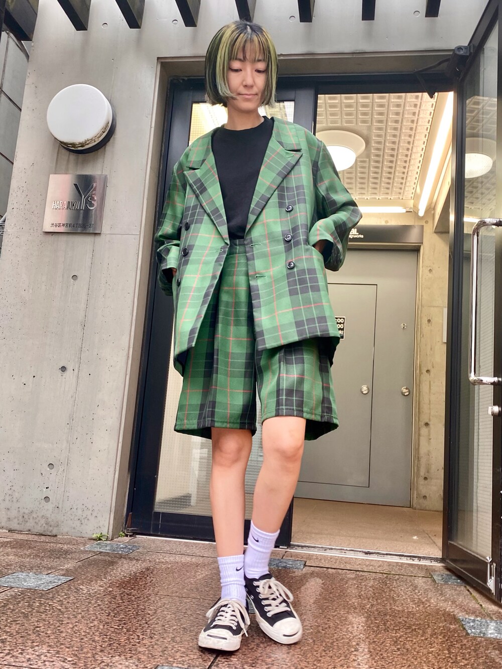 グリーン系のその他アウター、グリーン系のその他パンツ、ブラック系のスニーカーを着用したレディースの秋コーディネートの3枚目の写真