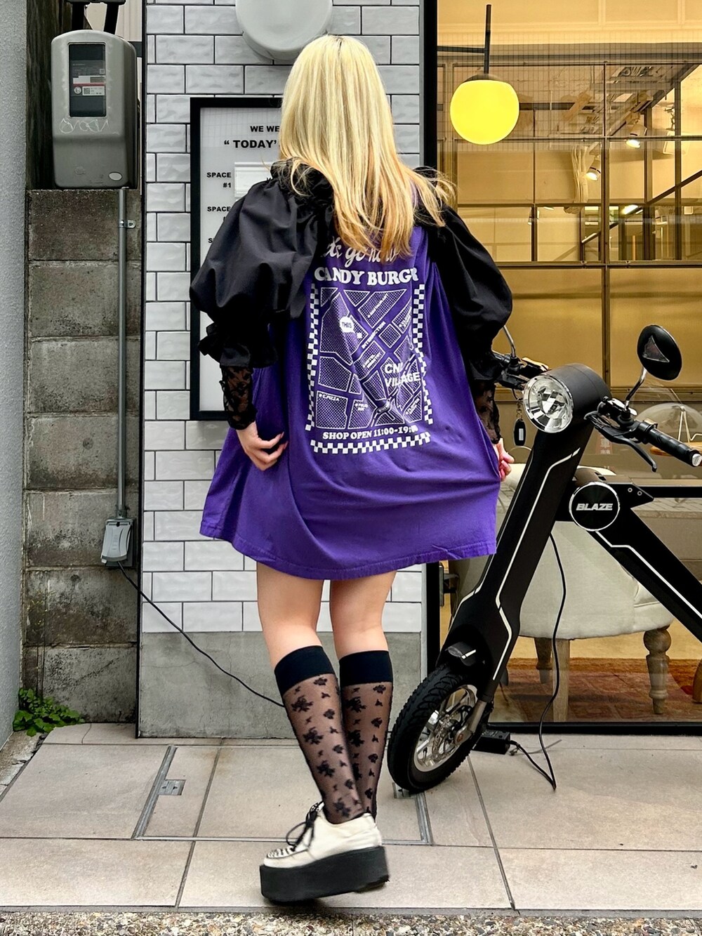 パープル系のTシャツ/カットソー、ブラック系のその他トップス、ブラック系のカーディガン/ボレロを着用したレディースの春コーディネートの5枚目の写真