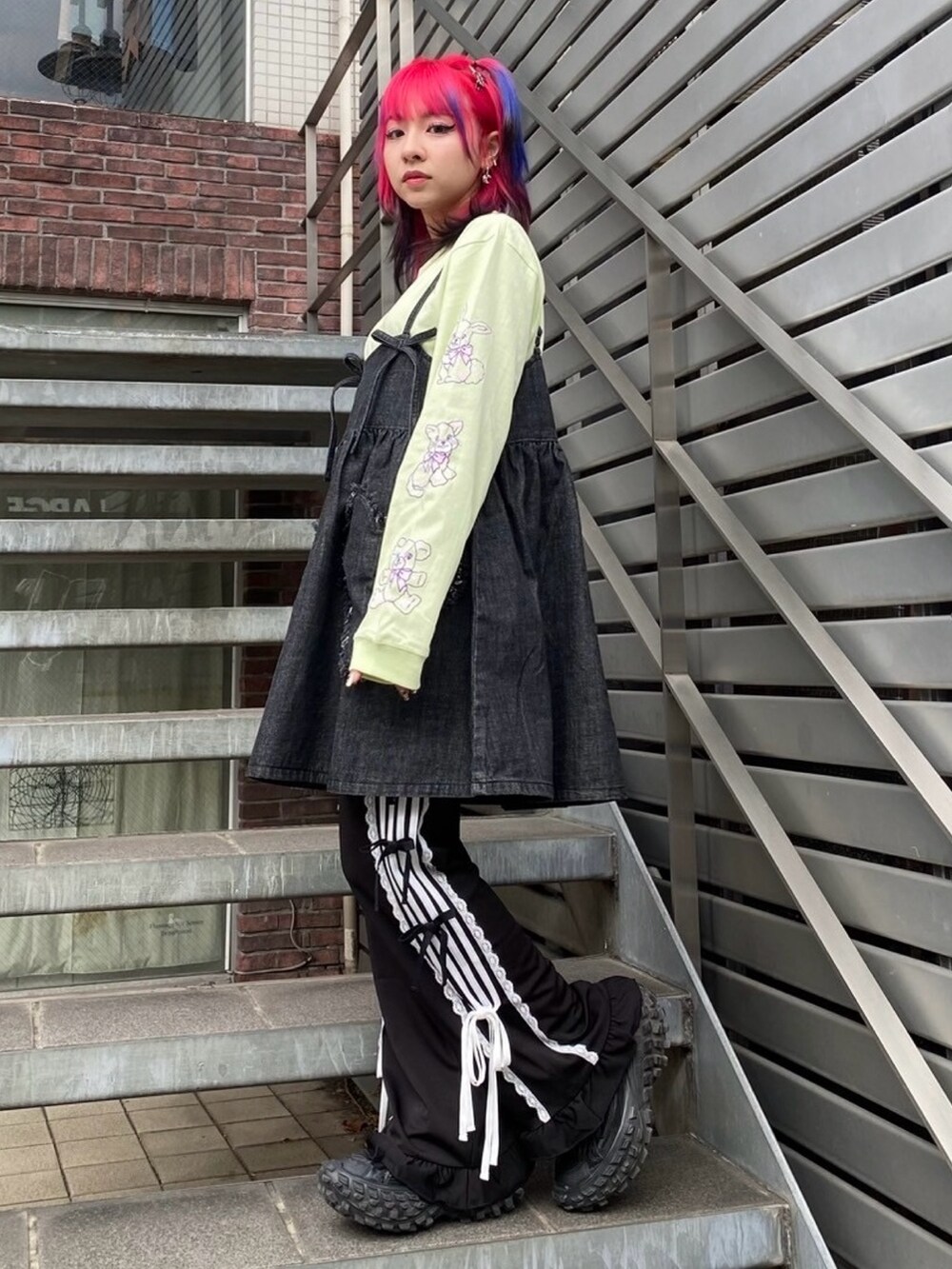 ブラック系のその他パンツ、ブラック系のワンピース、グリーン系のTシャツ/カットソーを着用したレディースの冬コーディネートの3枚目の写真