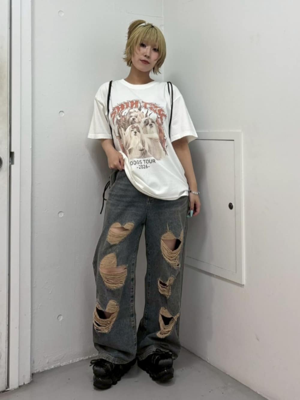 ブルー系のデニムパンツ、ホワイト系のTシャツ/カットソー、ブラック系のバックパック/リュックを着用したレディースの夏コーディネートの2枚目の写真