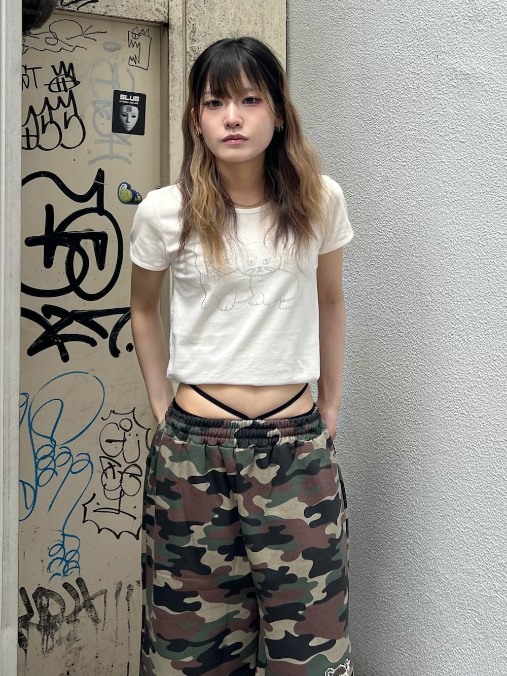 グリーン系のその他パンツ、ホワイト系のTシャツ/カットソーを着用したレディースの夏コーディネートの4枚目の写真