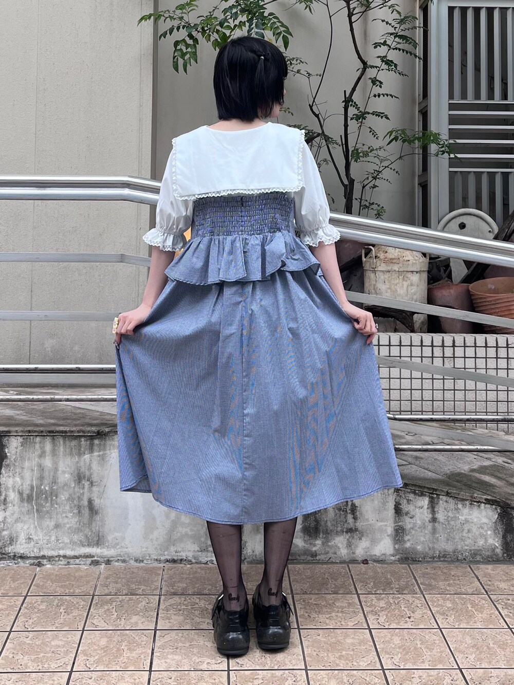 ブルー系のワンピース、ホワイト系のTシャツ/カットソーを着用したレディースの夏コーディネートの2枚目の写真