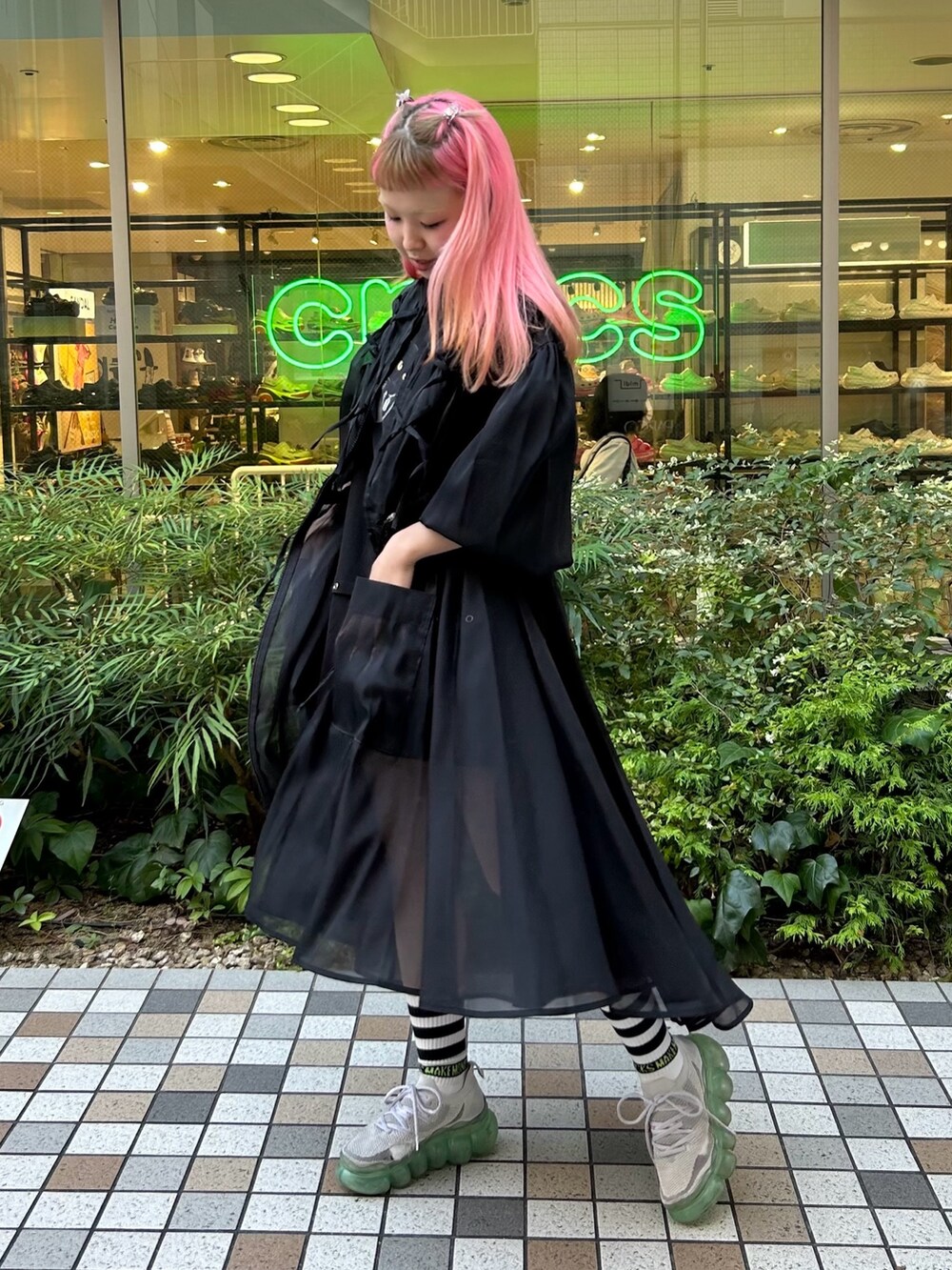 ブラック系のTシャツ/カットソー、ブラック系のドレスを着用したレディースの夏コーディネートの2枚目の写真
