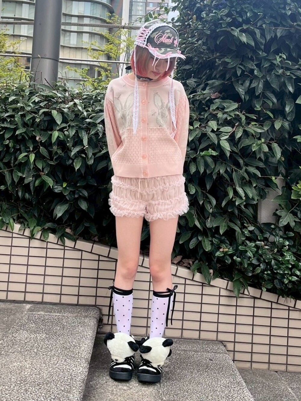 ピンク系のその他パンツ、ピンク系のカーディガン/ボレロ、ホワイト系のソックス/靴下を着用したレディースの秋コーディネートの3枚目の写真