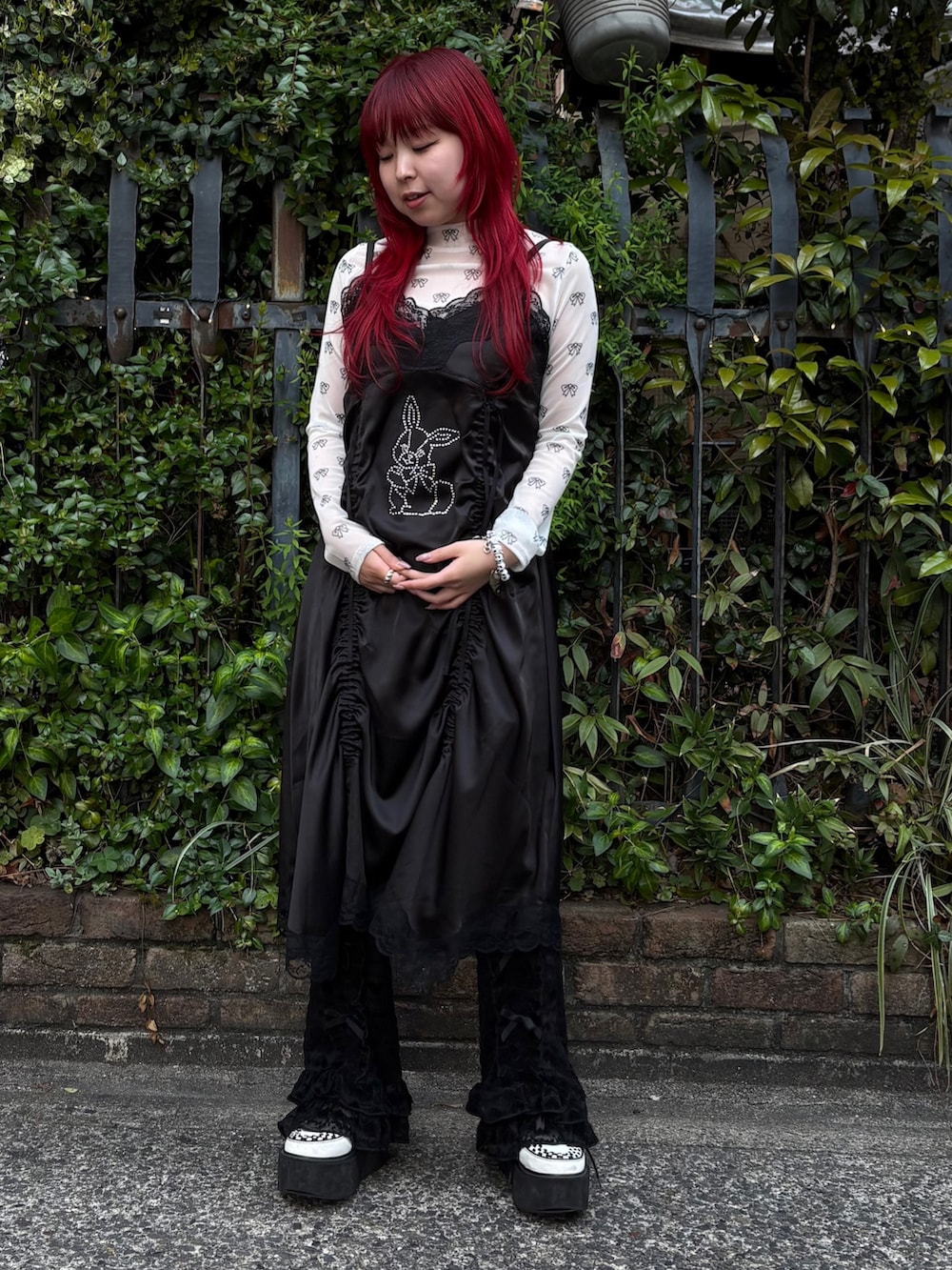 ブラック系のその他パンツ、ホワイト系のその他トップス、ブラック系のワンピースを着用したレディースの春コーディネートの4枚目の写真