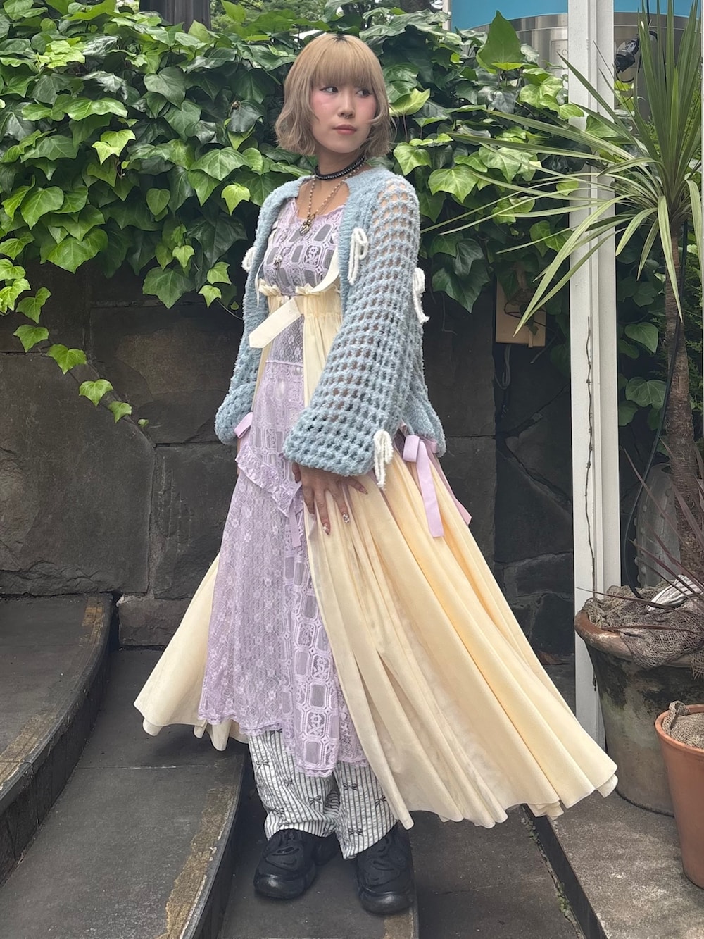 ブルー系のカーディガン/ボレロ、パープル系のワンピース、ホワイト系のスカートを着用したレディースの夏コーディネートの3枚目の写真