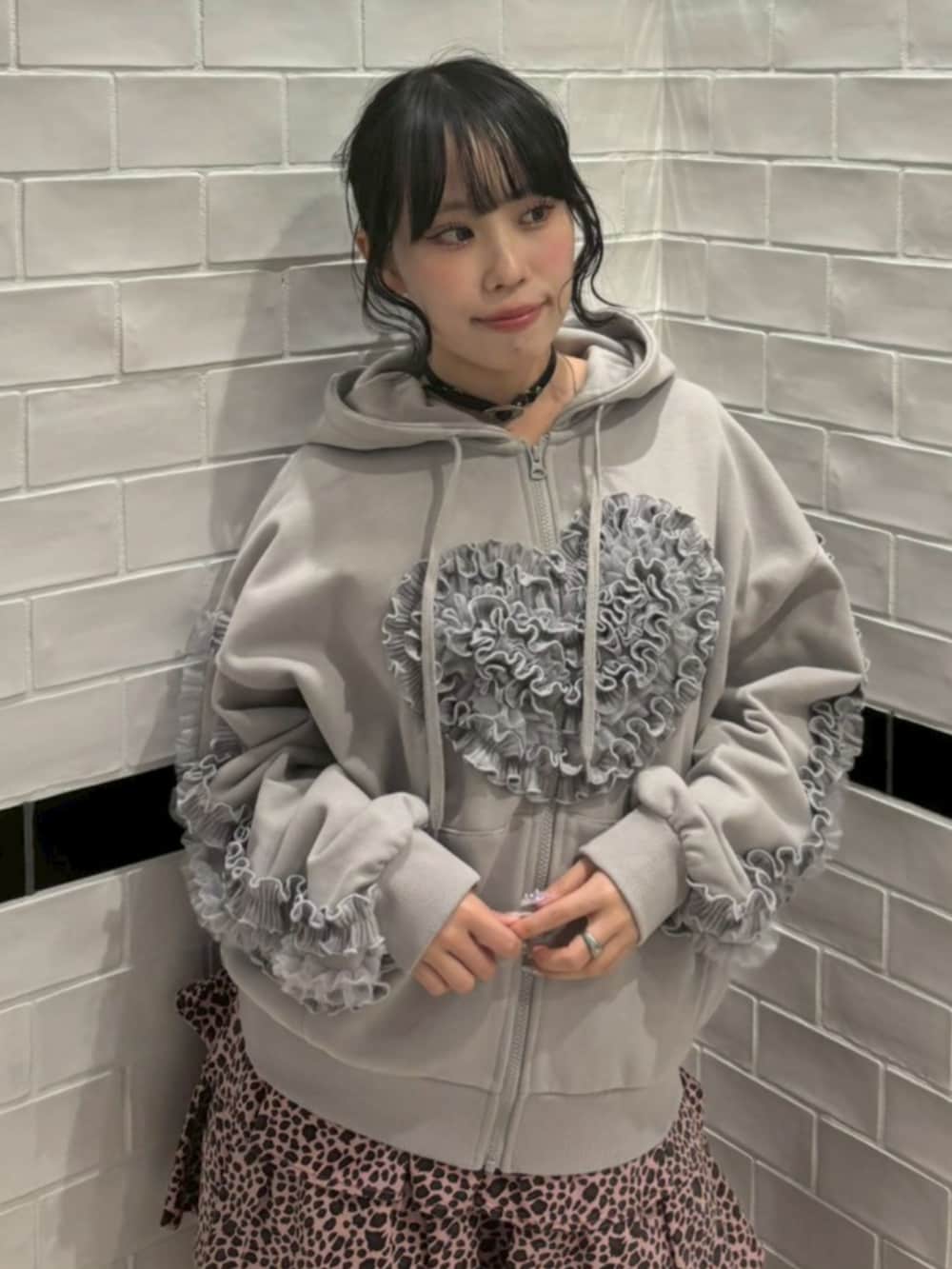 ピンク系のその他パンツ、グレー系のパーカーを着用したレディースの冬コーディネートの4枚目の写真