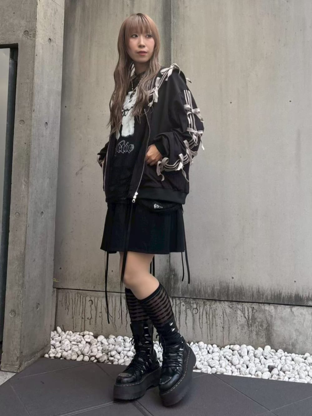 ブラック系のTシャツ/カットソー、ブラック系のブルゾンを着用したレディースの春コーディネートの3枚目の写真