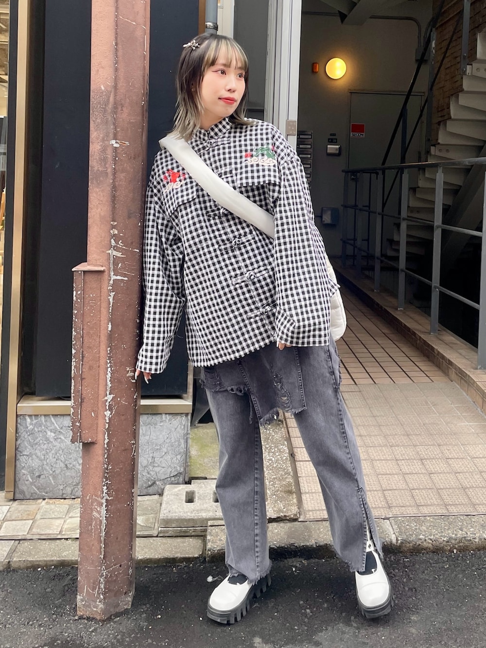 ブラック系のシャツ/ブラウス、ブラック系のその他パンツ、ホワイト系のショルダーバッグを着用したレディースの春コーディネートの2枚目の写真