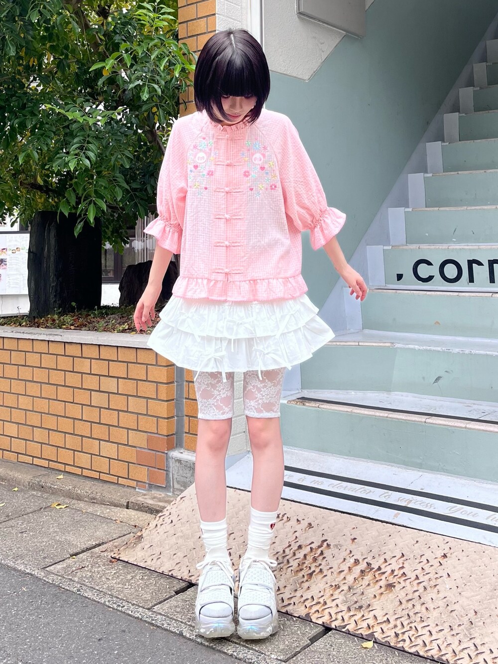ピンク系のシャツ/ブラウス、ホワイト系のその他パンツを着用したレディースの夏コーディネートの2枚目の写真
