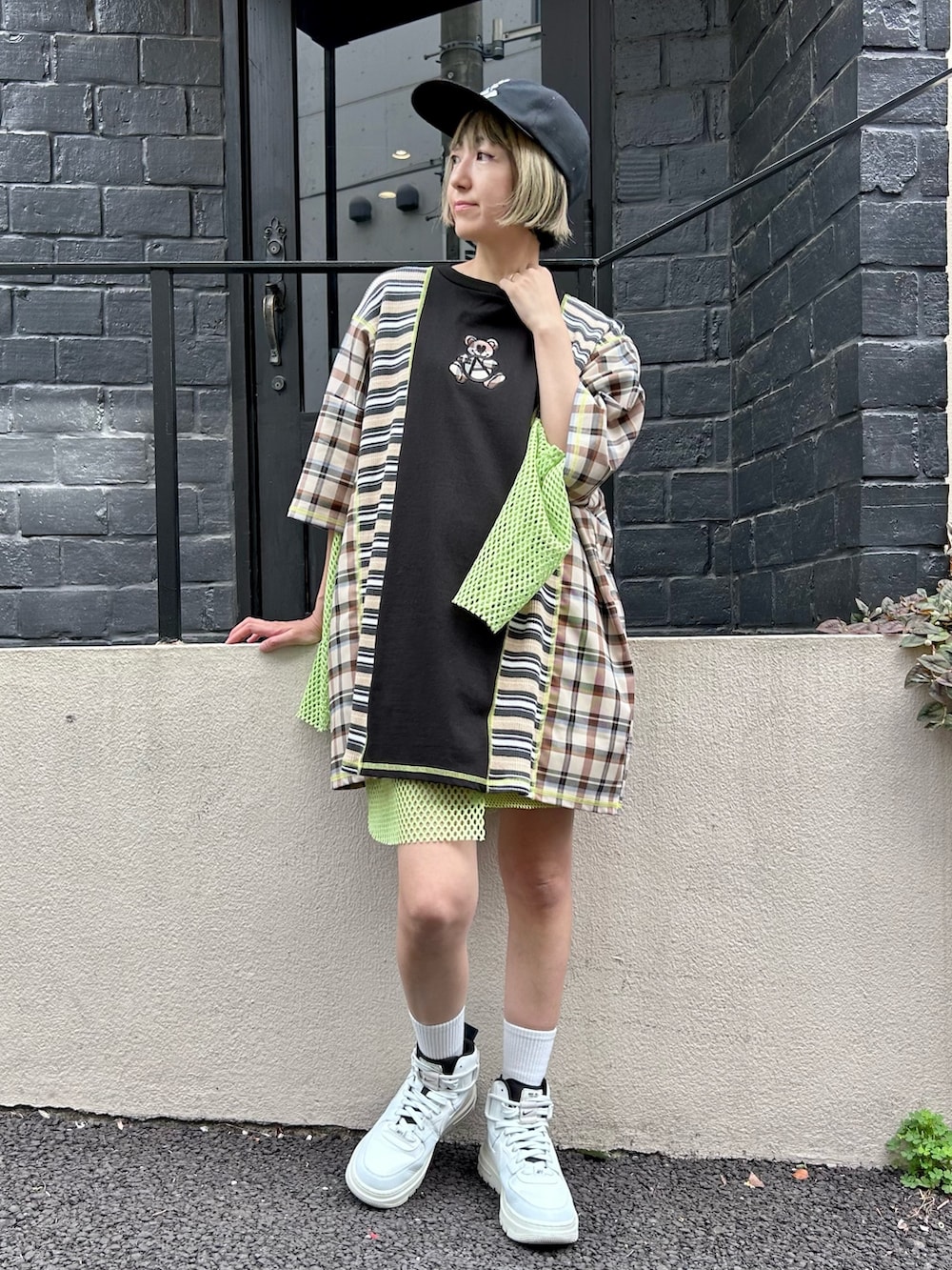 ホワイト系のシューズ、グリーン系のその他トップス、ブラック系のTシャツ/カットソーを着用したレディースの夏コーディネートの3枚目の写真