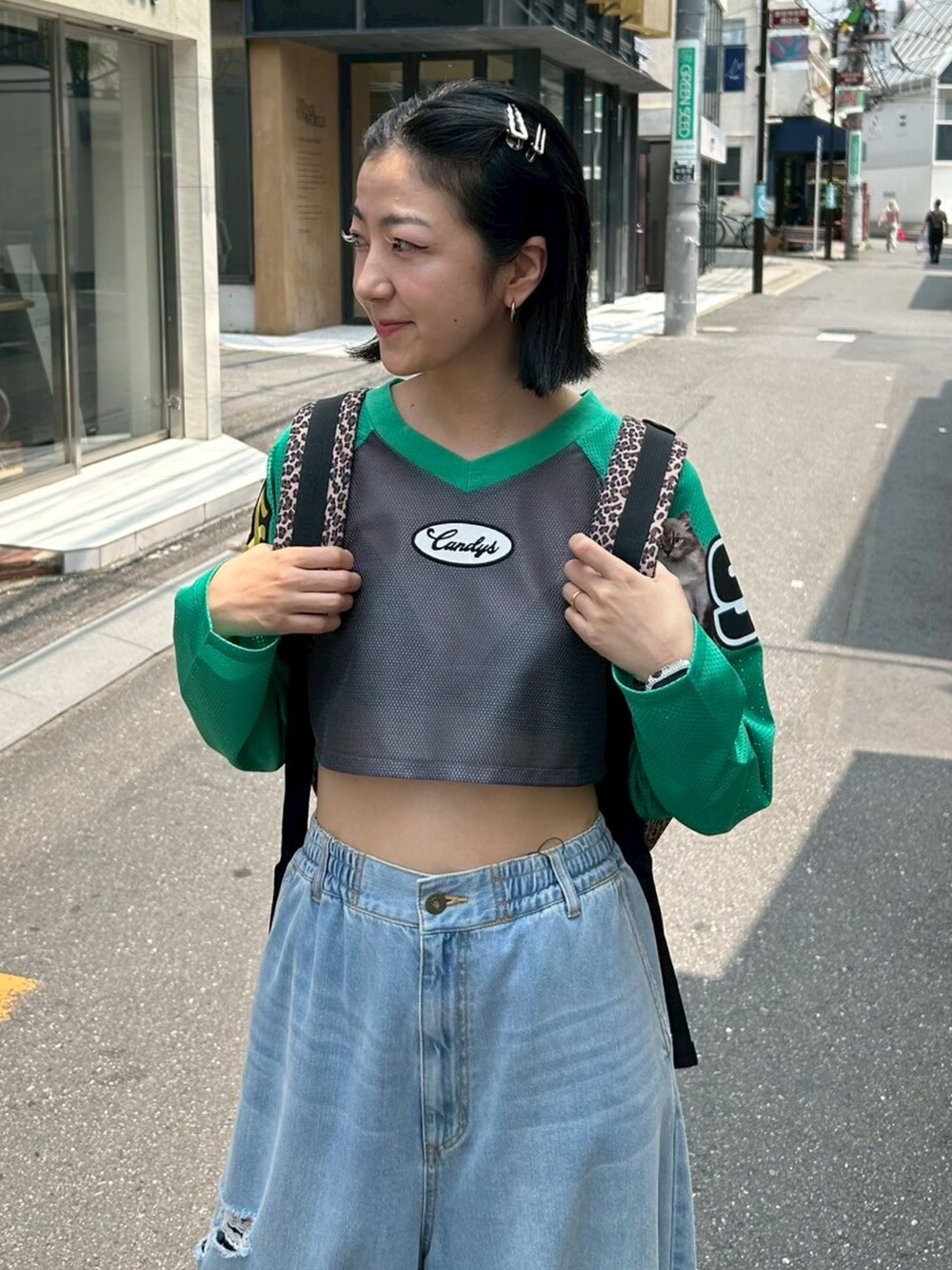 その他のバックパック/リュック、ブルー系のデニムパンツ、グリーン系のTシャツ/カットソーを着用したレディースの夏コーディネートの5枚目の写真