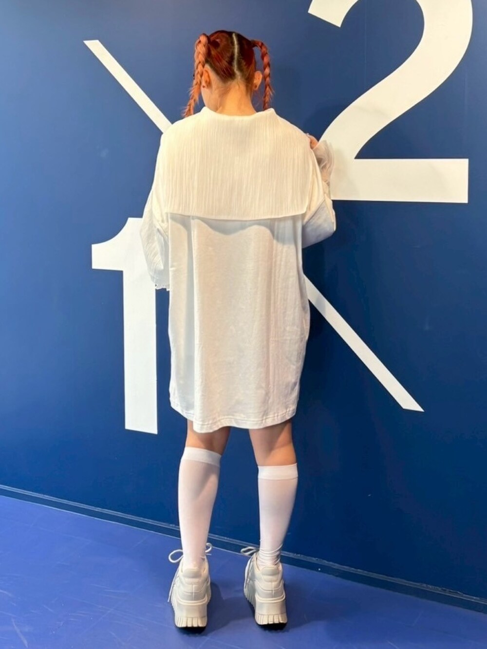 ホワイト系のシャツ/ブラウス、ホワイト系のTシャツ/カットソーを着用したレディースの春コーディネートの5枚目の写真