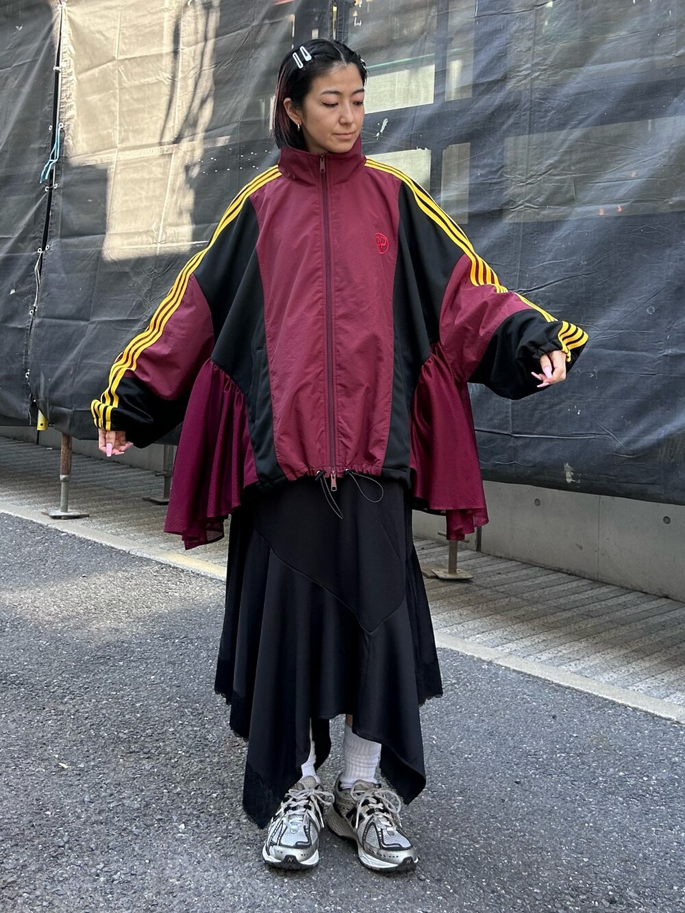 レッド系のブルゾン、ホワイト系のTシャツ/カットソー、ブラック系のワンピースを着用したレディースの冬コーディネートの4枚目の写真