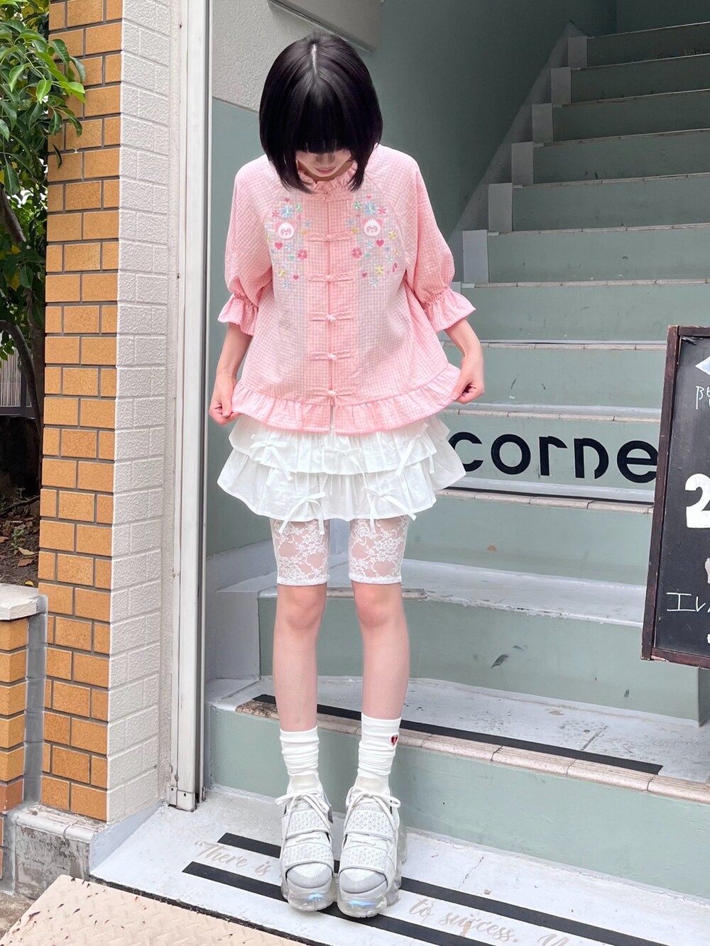 ピンク系のシャツ/ブラウス、ホワイト系のその他パンツを着用したレディースの夏コーディネートの3枚目の写真
