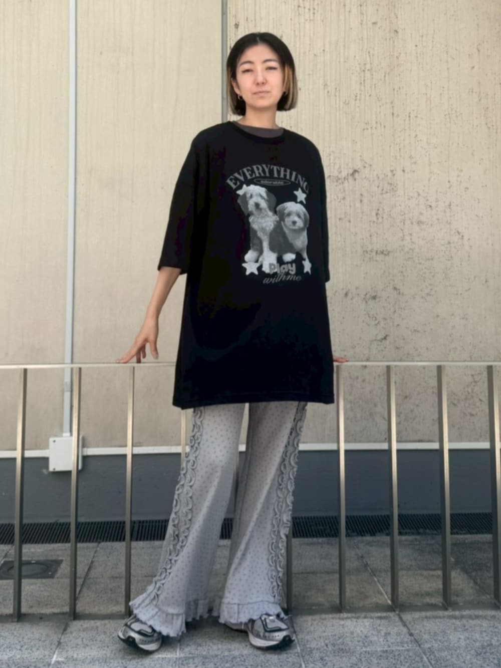 グレー系のその他パンツ、ブラック系のTシャツ/カットソーを着用したレディースの夏コーディネートの2枚目の写真