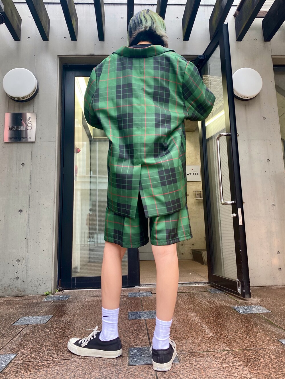 グリーン系のその他アウター、グリーン系のその他パンツ、ブラック系のスニーカーを着用したレディースの秋コーディネートの2枚目の写真