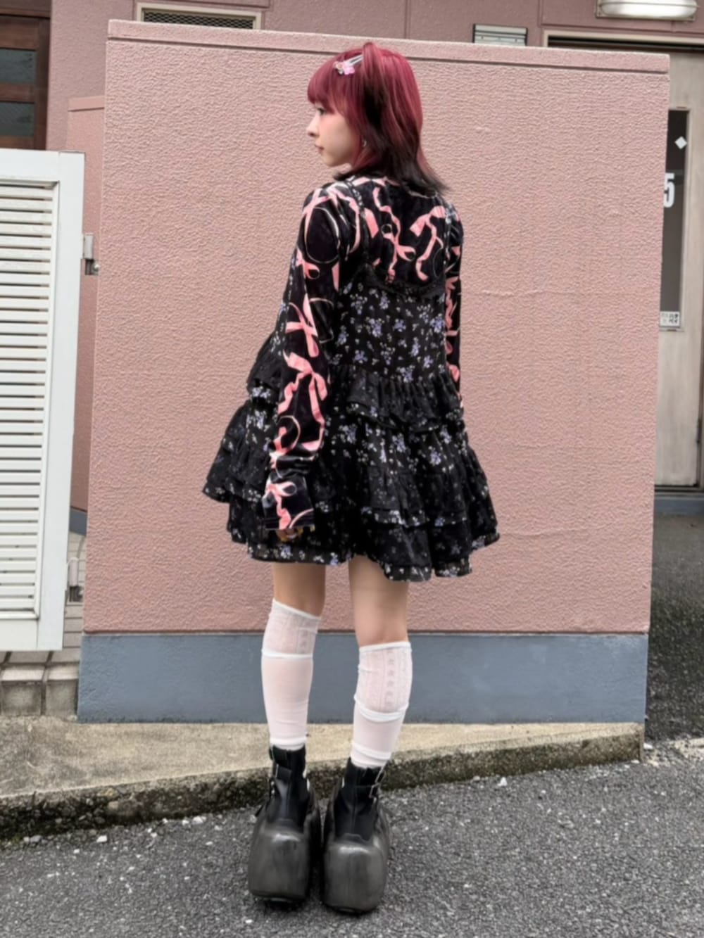 ブラック系のワンピース、ブラック系のTシャツ/カットソー、ホワイト系のソックス/靴下を着用したレディースの秋コーディネートの2枚目の写真