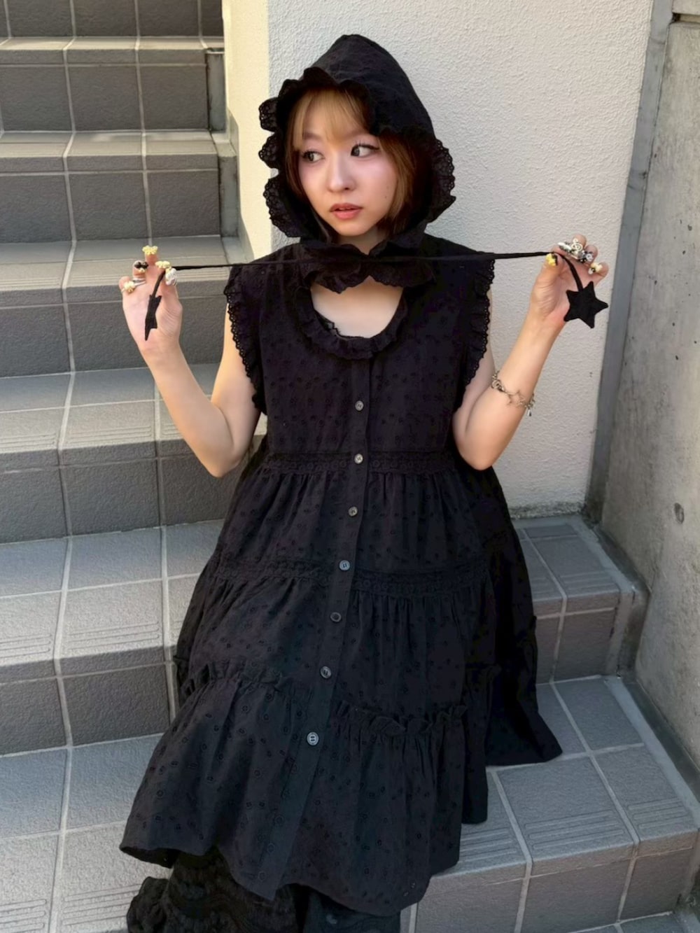 ブラック系のワンピース、ブラック系のその他パンツを着用したレディースの夏コーディネートの4枚目の写真