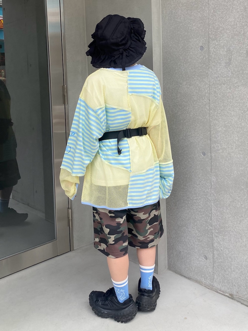 イエロー系のTシャツ/カットソー、グリーン系のその他パンツ、ブラック系のボディバッグ/ウエストポーチを着用したレディースの夏コーディネートの5枚目の写真