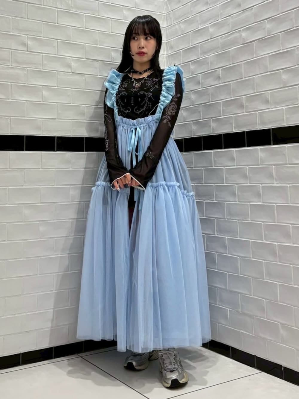 ブラック系のTシャツ/カットソー、ブルー系のスカート、ブラック系のスカートを着用したレディースの夏コーディネートの4枚目の写真