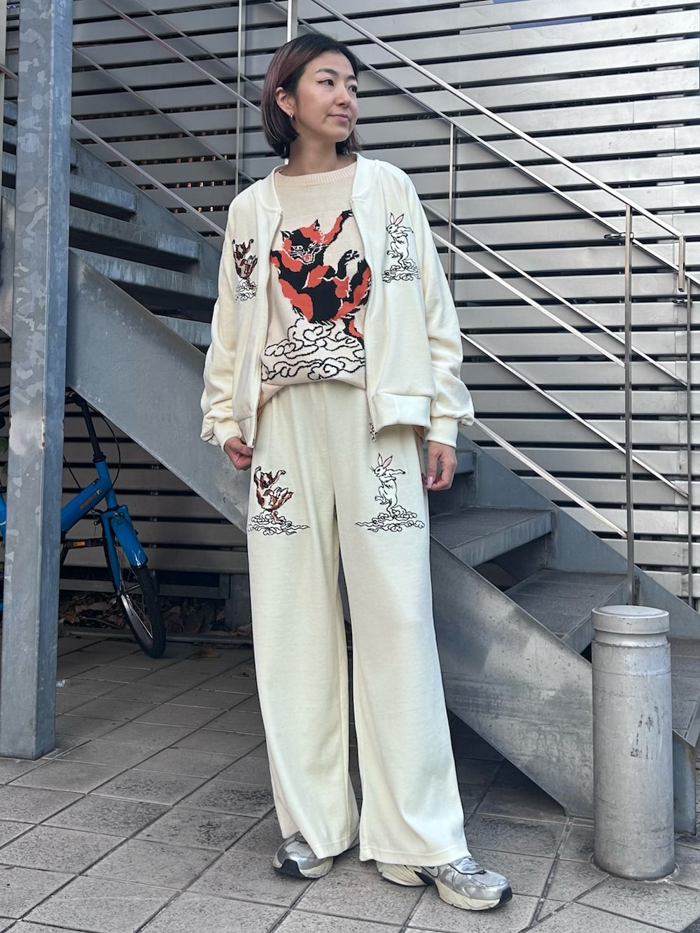 ホワイト系のその他アウター、ホワイト系のニット/セーター、ホワイト系のその他パンツを着用したレディースの冬コーディネートの4枚目の写真