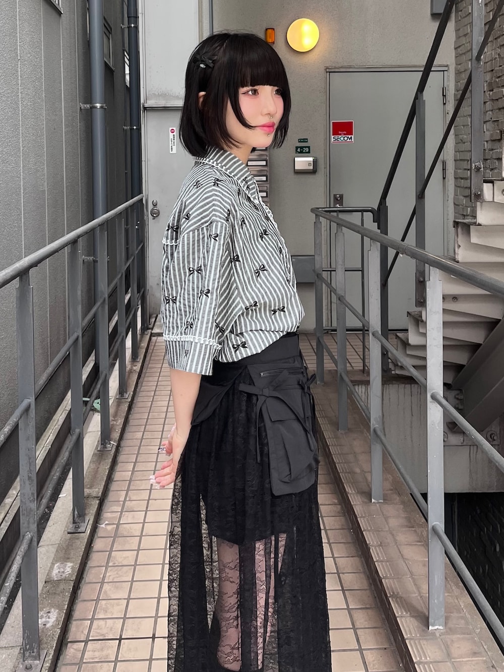 ブラック系のその他パンツ、ブラック系のスカート、グレー系のシャツ/ブラウスを着用したレディースの夏コーディネートの5枚目の写真