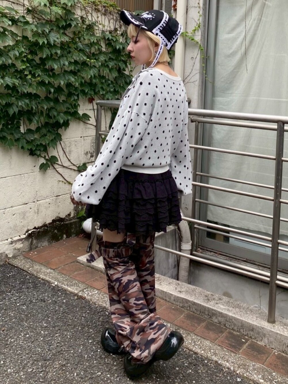 ブラック系のスカート、グリーン系のその他パンツ、ホワイト系のニット/セーターを着用したレディースの秋コーディネートの3枚目の写真