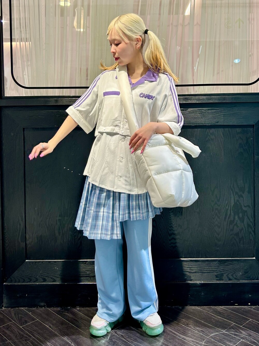 ホワイト系のショルダーバッグ、ブルー系のその他パンツ、ホワイト系のシャツ/ブラウスを着用したレディースの春コーディネートの4枚目の写真