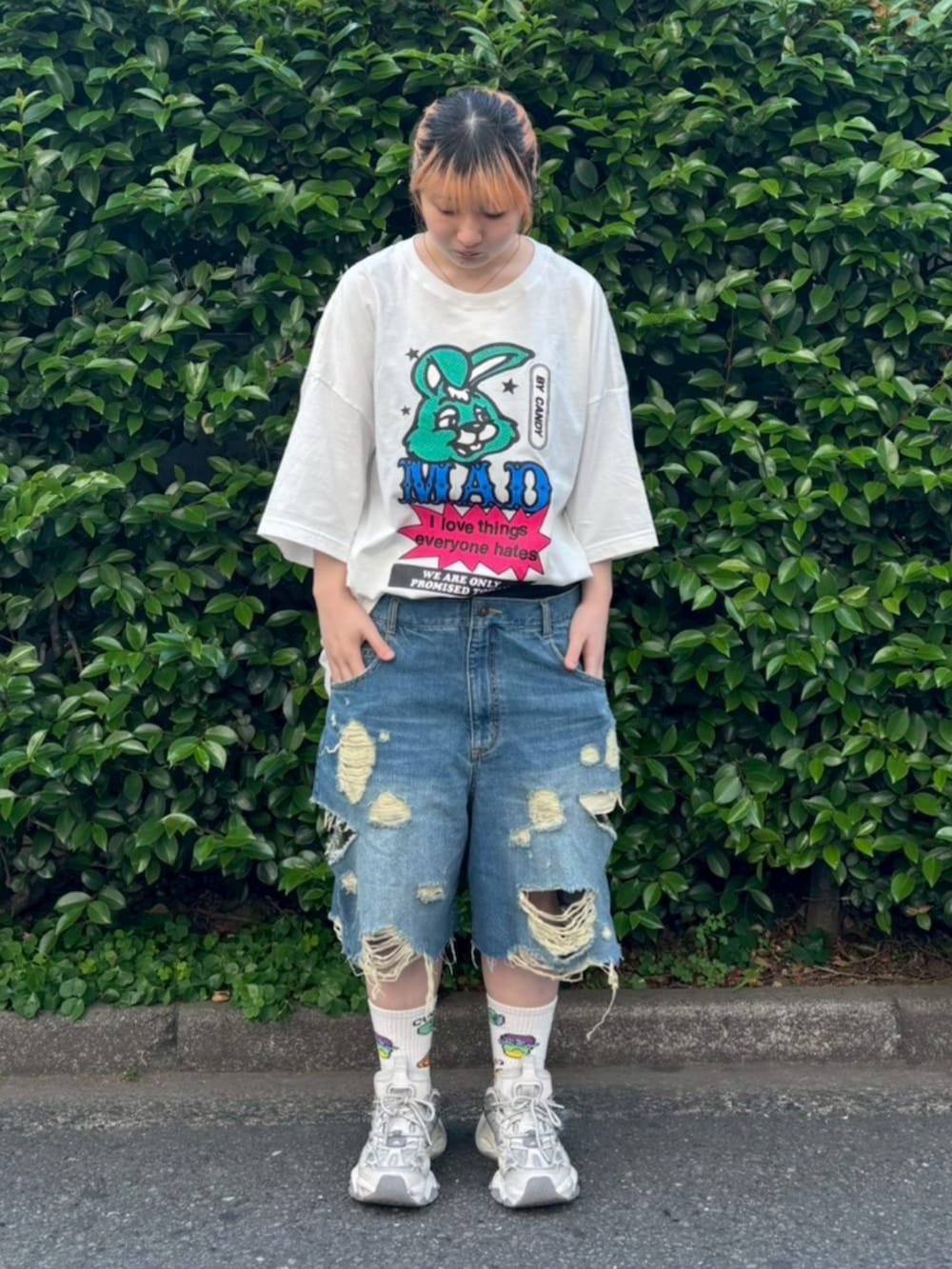 ホワイト系のTシャツ/カットソー、ブルー系のデニムパンツを着用したレディースの春コーディネートの2枚目の写真