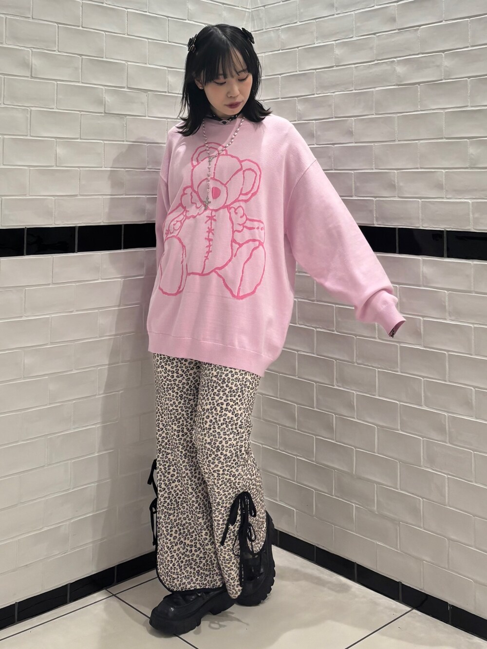 ブラック系のローファー、ベージュ系のその他パンツ、ピンク系のニット/セーターを着用したレディースの冬コーディネートの3枚目の写真